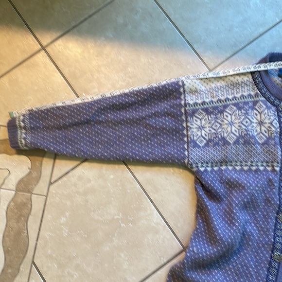 Scandinavian style 100% wool sweater, metal buttons - Picture 5 of 7